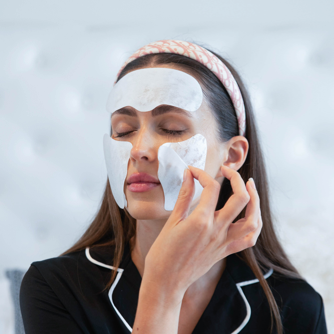 Removing the Outer Sheet of the Collagen Melting Film | SKINES Beauty